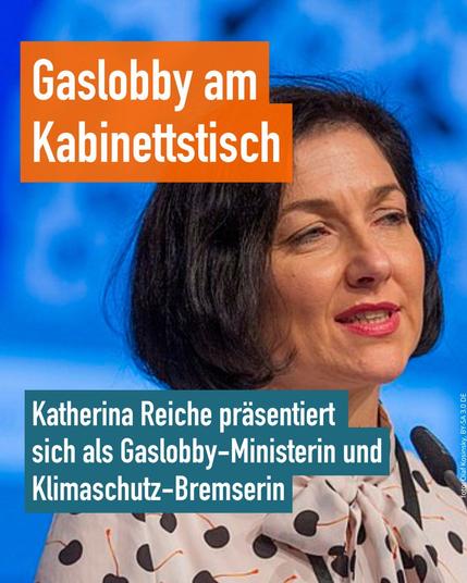 Bildbeschreibung im Kontext des politischen Lobbyismus:

Das Bild zeigt Katherina Reiche, ehemalige CDU-Politikerin und langjährige Lobbyistin der Gaswirtschaft, in Nahaufnahme bei einer öffentlichen Ansprache. Im Vordergrund trägt sie ein auffällig gepunktetes Oberteil, im Hintergrund ist ein verschwommenes blaues Bühnenbild mit unscharfem Schriftzug zu erkennen – typisch für medienwirksame Politik- oder Wirtschaftsevents. Ihre Lippen sind in kräftigem Rot geschminkt, was die Bildwirkung verstärkt.

Über das Bild sind zwei plakative Textblöcke gelegt:
	•	Oben links: „Gaslobby am Kabinettstisch“ (in weißer Schrift auf orangem Hintergrund) – eine scharfe Anklage gegen die personelle Durchdringung politischer Ämter durch Industrieinteressen.
	•	Unten: „Katherina Reiche präsentiert sich als Gaslobby-Ministerin und Klimaschutz-Bremserin“ – eine deutliche Kritik an ihrer politischen Rolle und vermuteten Interessenskonflikten zwischen Umweltpolitik und fossiler Wirtschaft.

Die Bildkomposition inszeniert Reiche als Symbolfigur eines Systems, in dem wirtschaftliche Machtstrukturen bis in die Spitzen der Politik vordringen. Sie wirkt professionell, aber distanziert – was die Polarisierung der Botschaft visuell unterstreicht.

Das Bild fungiert somit als politisches Statement gegen verdeckten Lobbyismus und für eine transparente, klimagerechte Politik.🖖