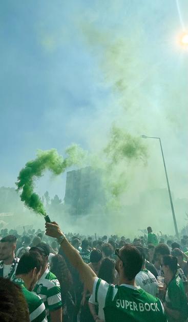 several people celebrating Sporting clube de portugal, in the middle of green smoke