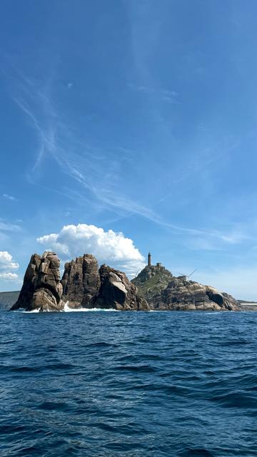Derselbe Felsen und der Leuchtturm daneben in einer Aufnahme.