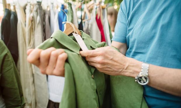 Una imagen de archivo de un hombre comprando (MARIA PAVLOVA vía Getty Images)