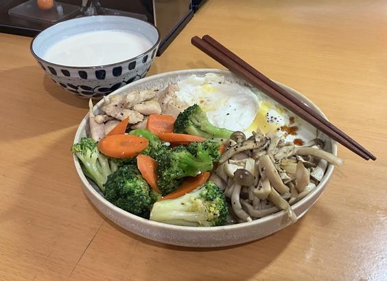 盤餐。荷包蛋、炒雙菇、煎雞胸肉片、炒花椰菜紅蘿蔔與一碗豆漿。