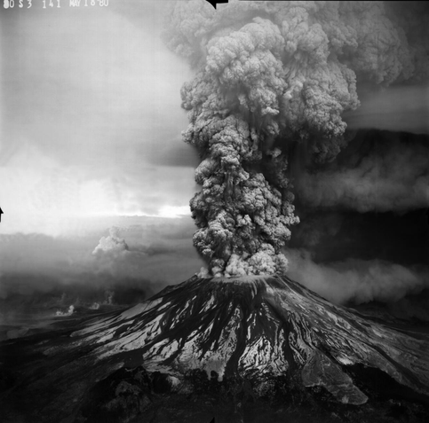 USGS photo caption:
Plinian eruption column from May 18, 1980 Mount St. Helens. Aerial view from the Southwest.

from https://www.usgs.gov/media/images/plinian-eruption-column-may-18-1980-mount-st-helens