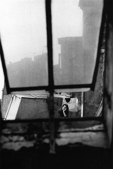 sur les toits de Paris, la voisine d’en face entraperçue par un vasistas