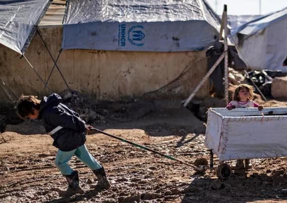 Des enfants au milieu d’un camp.