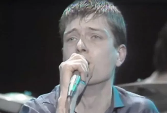 Anglický zpěvák a člen postpunkových Joy Division Ian Kevin Curtis.