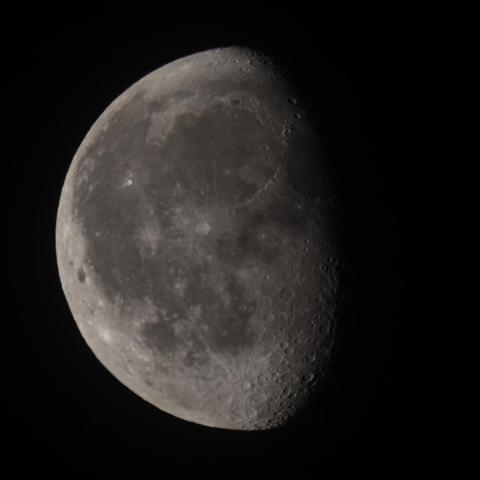 Der abnehmende Mond kurz vor Halbmond fast formatfüllend am dunklen Nachthimmel Das Bild ist nicht 100%-ig scharf