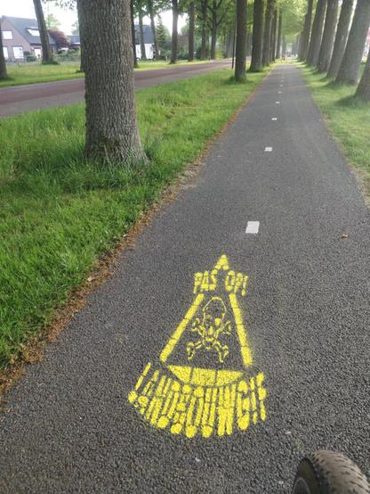 Foto van de actie van boze burgers in de gemeente Westerveld. Op talloze straten in de gemeente is de leus 'Pas op! Landbouwgif' op straten geschilderd.