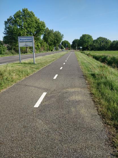 Een foto van een vage gele vlek waar de gemeente de dag na de actie de leus 'Pas op! Landbouwgif' heeft verwijderd.