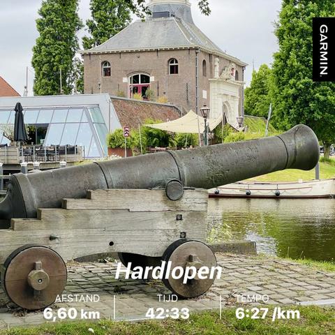 A canon from ancient times with in the background the old city gate (Zijlpoort) of Leiden. Displayed on the photo is the following: Hardlopen. Distance 6,60 km. Time 42:33. Tempo 6:27.