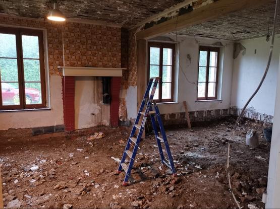 Gesloopte en doorgebroken keuken.