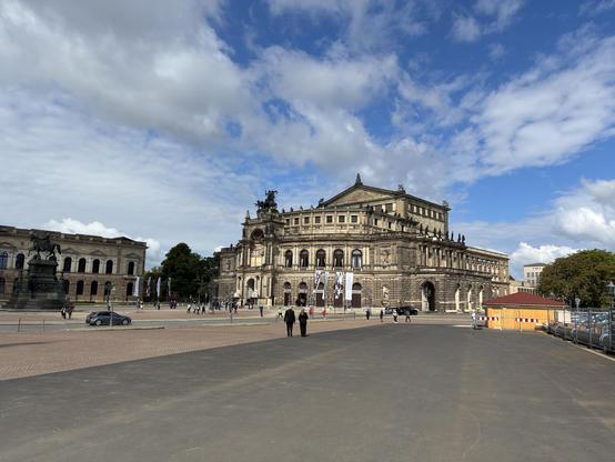 Foto der Semperoper in Dresden im vormittäglichen Sonnenlicht.