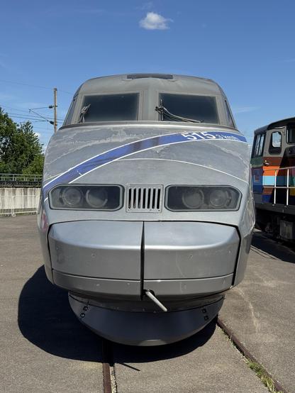 Head-on view of TGV 325, showing the “515,3 km/h” blazon