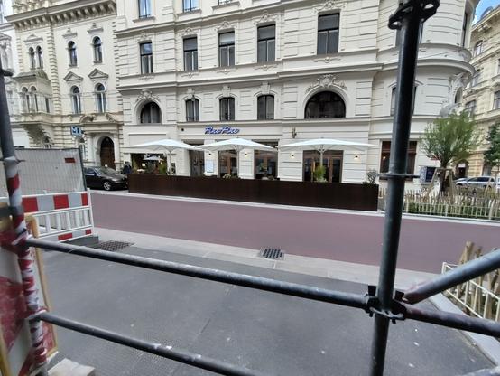 Außenbereich der Pizzeria Fine Fine auf der Argentinierstraße