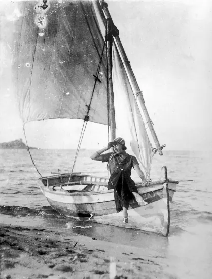 Una ragazza su una barca nella spiaggia di Mondello, nella Palermo del 1923