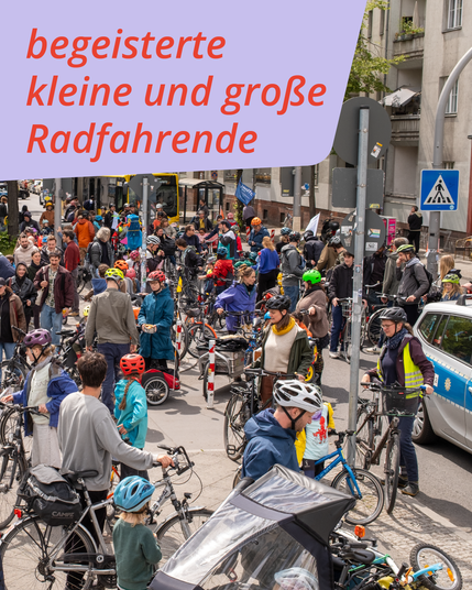 Andere Seite der großen Gruppe mit dem Text begeisterte kleine und große Radfahrende
