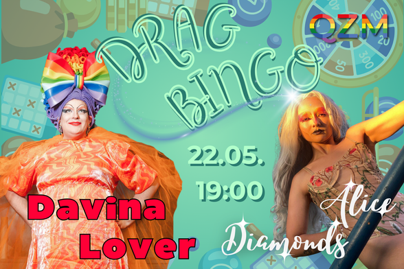 Grafik im Querformat. Sie ist sehr bunt. In einer Schreibschrift-Schriftart oben zentral die Worte "Drag Bingo". Die Buchstaben sind grell-lila mit hellem Rand. Darunter in heller serifenloser Schrift "22.5., 19 Uhr". Zwei Personen sind abgebildet, links eine dicke Person mit einem regenbogenfarbenen Kopfputz, goldenem Kleid und auffälligem Makeup; in roter Schrift steht bei ihr "Davina Lover". Rechts eine Person mit langen, sehr hellblonden Haaren und einer Art Corsage (?), unter der in heller Schreibschrift steht: "Alice Diamonds". Im rosa-blauen Hintergrund verschiedene Grafiken, die etwas mit dem Thema "Spiel" zu tun haben: Ein Glücksrad, eine Bingokarte, Spielgeld-Chips und so weiter. Rechts oben das Logo des Queeren Zentrums Mannheim, die Buchstaben Q Z M in Regenbogenfarben.