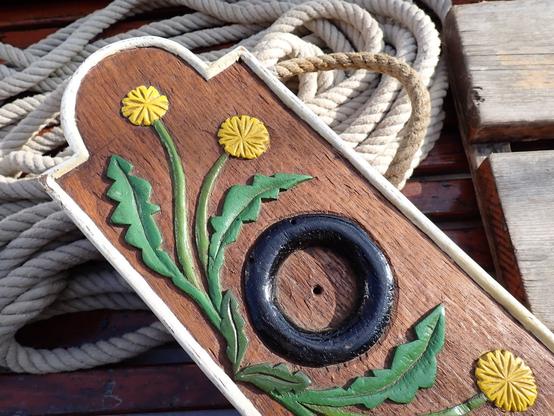 Klüsbacke mit Blumenschnitzerei