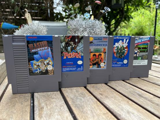 5 NES-Kassetten stehen aufrecht neben einander, die Cover sind sichtbar.