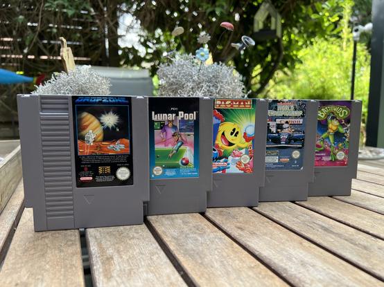 5 NES-Kassetten stehen aufrecht neben einander, die Cover sind sichtbar.