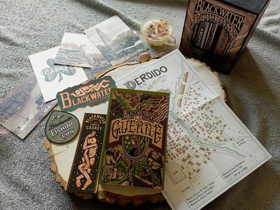 Une photo du livre Blackwater, tome 4, de Mickael McDowell entouré d’objets de décoration.