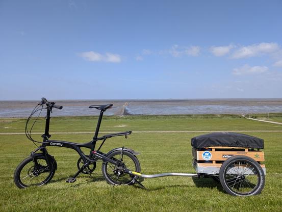 Fahrrad mit Anhänger vor dem Wattenmeer