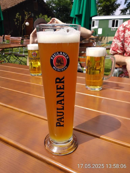 Biergläser auf Biergarten-Tisch