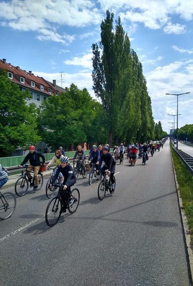 Fahrradfahrer auf der Münchener Stadtautobahn bis zum Horizont bzw n den Tunnel hinein.