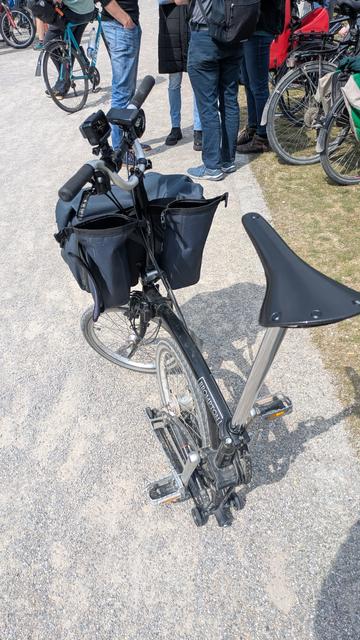 Brompton Fahrrad halb eingefaltet auf Kies Untergrund.