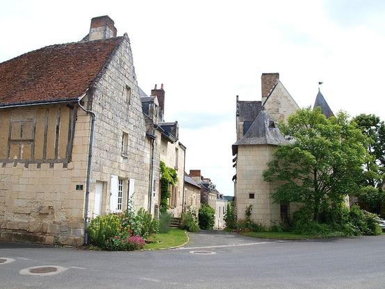 Maison à pans de bois à #CrissaysurManse (#IndreEtLoire) Le village de Crissay devait servir de village dortoir. Formant un ensemble de demeures de gentilshommes, il abritait certainement des membres de la cour...
Suite 👉 https://monumentum.fr/monument-historique/pa00097725/crissay-sur-manse-maison-a-pans-de-bois
#Patrimoine #MonumentHistorique
Photo CC-BY-SA 4.0 : François GOGLINS