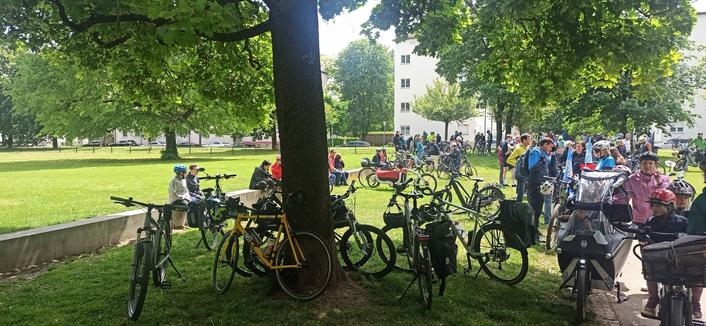 An einem der Startplätze: Piusplatz München Ost. Warten auf die Fahrer vom Zubringer