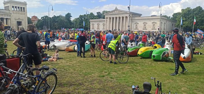 Königsplatz. In der Bildmitte eine Sammlung von Velomobilen