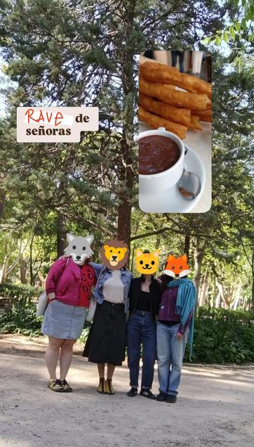 Foto con cuatro mujeres de pie mirando a cámara, detrás hay un ciprés que está torcido pero que parece recto porque la foto está torcida y el suelo de tierra parece inclinado. En la imagen está escrito a mano "RAVe" y con tipografía de señoras, y al lado, una foto de un chocolate con unos churros. No se ve la cara de ninguna porque tienen puesto emojis de animales a modo de máscaras