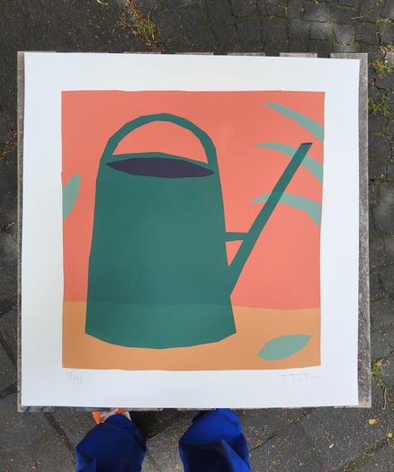 Sérigraphie représentant un arrosoir vert sur un fond rose/orange. Sur le coté quelques feuilles d'une plante en bleu gris ou vert.
