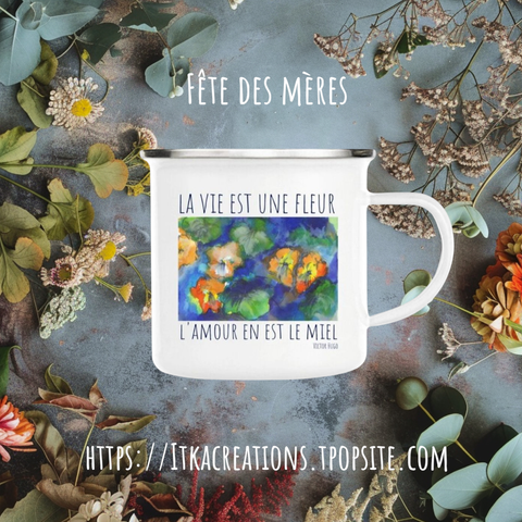 Mug métal illustré par une aquarelle @itkacreations représentant des fleurs de capucines orange sur un fond bleu. La citation de Victor Hugo "la vie est une fleur, l'amour en est le miel" est facultative et peut être remplacée par une autre.