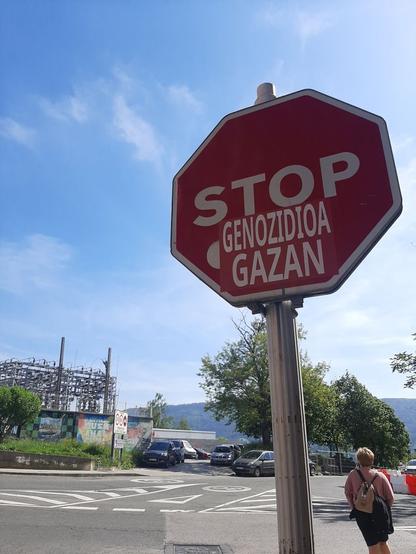 Trafiko stop seinale batean "Genozidioa Gaza" pegatina jarri dute Sestaon. "Stop genozidioa Gaza" irakurri ahal da