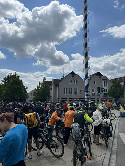 Radler:innen warten auf die Abfahrt in Garching