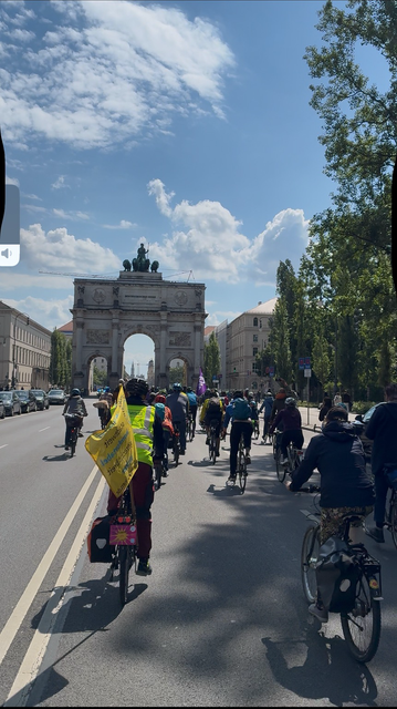 Anfahrt der Sternfahrt auf das Siegestor in München.