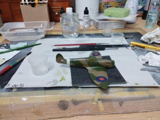 Maqueta de un Spitfire MkI vista de lado con parte de las calcas puestas. No se ve con detalle, pero alguna ha quedado mal.