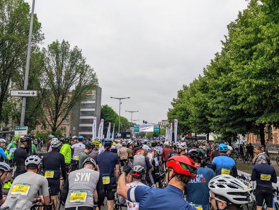 Startaufstellung eines Radrennens
