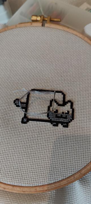 Runder Stickrahmen in den hellgrauer Stoff eingespannt ist, auf dem die Nyancat langsam mit Farbe gefüllt wird.