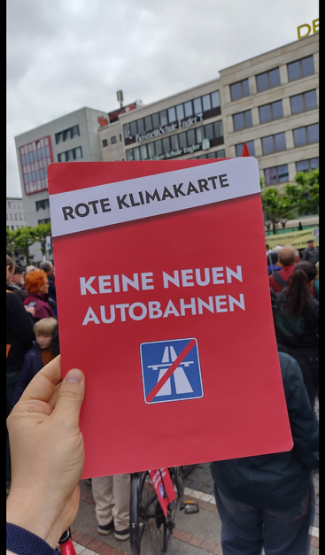 Eine rote Karte mit der Aufschrift "Keine neuen Autobahnen".