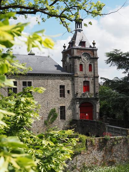 Écaussinnes-Lalaing castle tower. The red frames match the green of the surrounding vegetation.