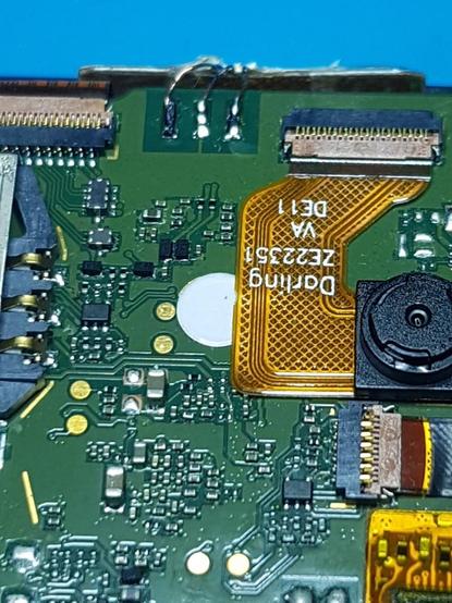 Zoom d'une carte de téléphone avec trois minuscules fil de cuivre reliant les boutons de réglage du son sur le côté.