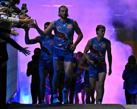 Western Bulldogs enter Marvel Stadium (Kim Densham/AFANA)

https://www.afana.com/.../three-friday-night...
#AFANA #AFL #AFLDraw @johnsonleung18