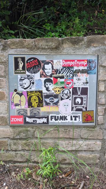 STICKERCOMBO su pannello elettrico