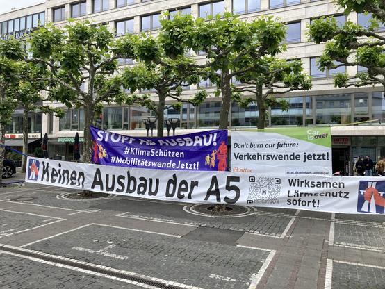 Banner zwischen Platanen an der Konstablerwache: 
Stopp A5-Bündnis: STOPP A5 AUSBAU! #KlimaSchützen #MobilitätswendeJetzt! 
Attac: Car is over; Don’t burn our future: Verkehrswende jetzt! Attac.de/einfach-umsteigen
BI Es ist zu laut: Keinen Ausbau der A5 Wirksamen Lärmschutz sofort!