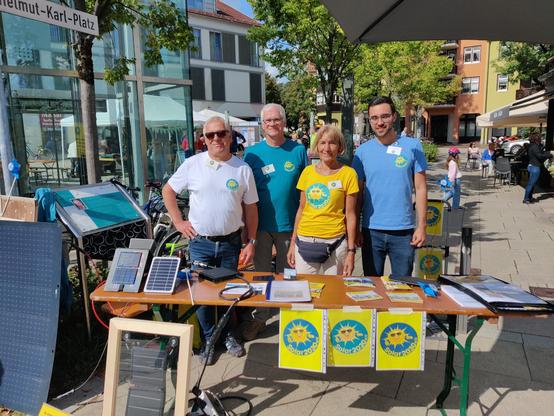 Vier Personen am Stand von Solar2030