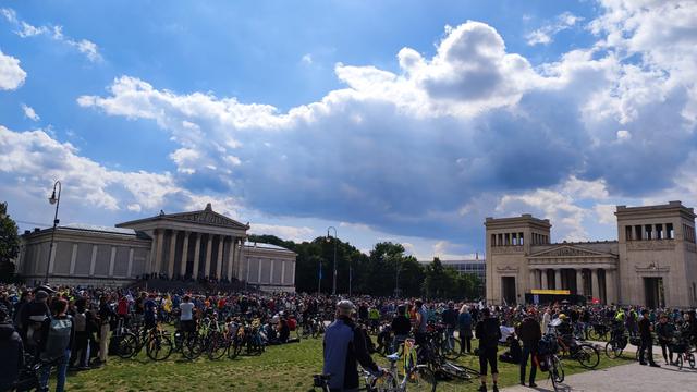 Der Königsplatz in München gefüllt mit tausenden Radfahrenden.