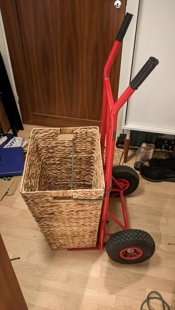 En sekketralle med en høy kurv festet på seg.