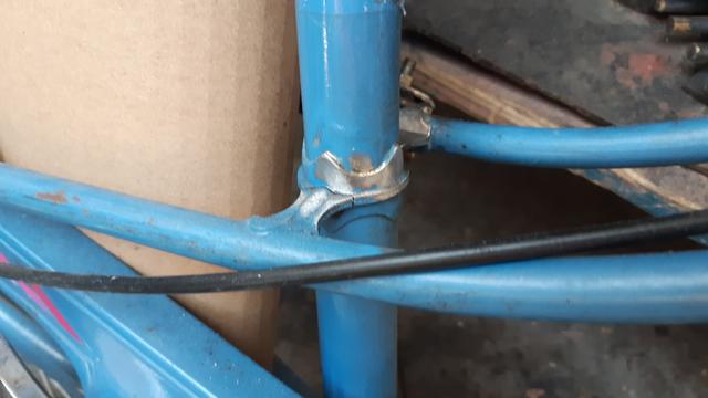 Attaches en acier rompues sur un vélo à col de cygne bleu. Tout juste poncées avant soudure.